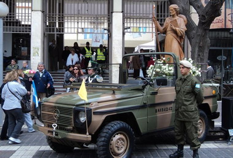 Los mendocinos se acercan a la parroquia de Peatonal. Foto: MDZ