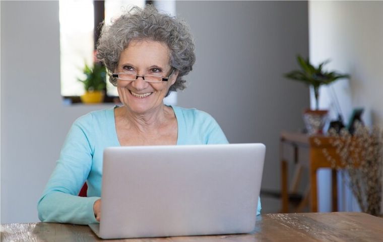 El PAMI ofrece una opción para consultar el estado de un trámite sin salir de casa Foto: Freepik