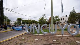 Imagen de la marcha anterior a favor de la ley de financiamiento universitario en la UNCuyo. Imagen de la marcha anterior a favor de la ley de financiamiento universitario en la UNCuyo.