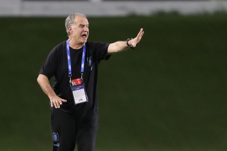 Marcelo Bielsa realizó otra particular conferencia. Foto: EFE
