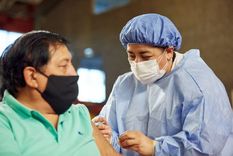 Lourdes Arce hace más de 25 años es vacunadora Foto: Municipalidad de Las Heras