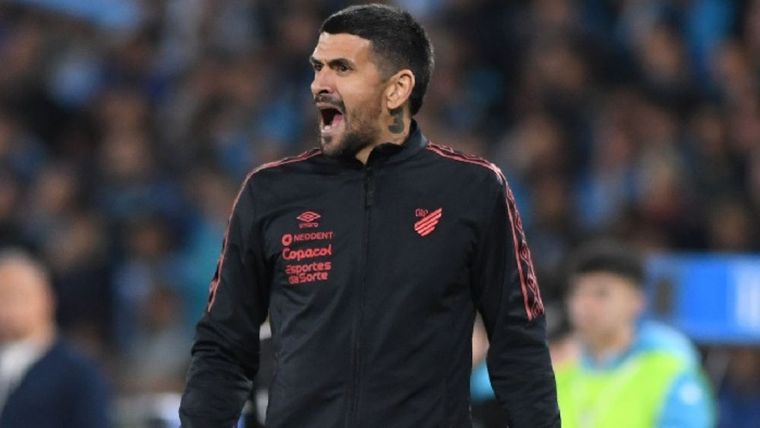 Lucho debutó con una dura derrota en Paranaense Foto: Foto: Gustavo Oliveira/CAP