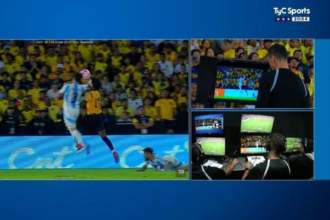 El VAR llamó y el juez Roldán no dudó en cobrar penal para Ecuador ante Argentina. El VAR llamó y el juez Roldán no dudó en cobrar penal para Ecuador ante Argentina.