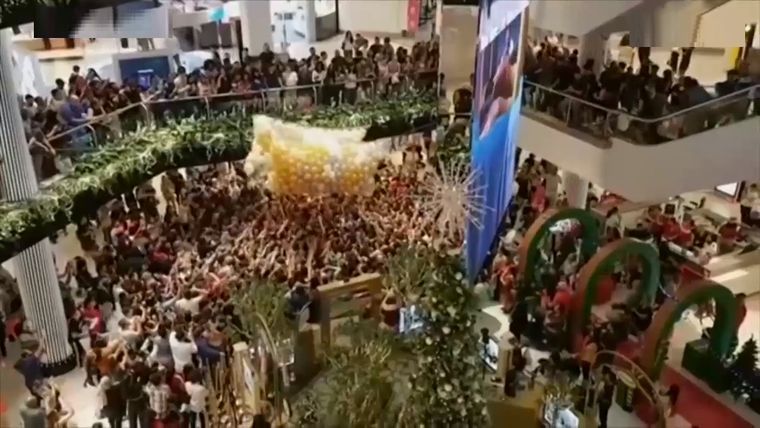 Estampida humana en Sídney Estampida humana aplasta a 17 personas en un reparto de regalos de Navidad en Sídney Foto: Foto de Video