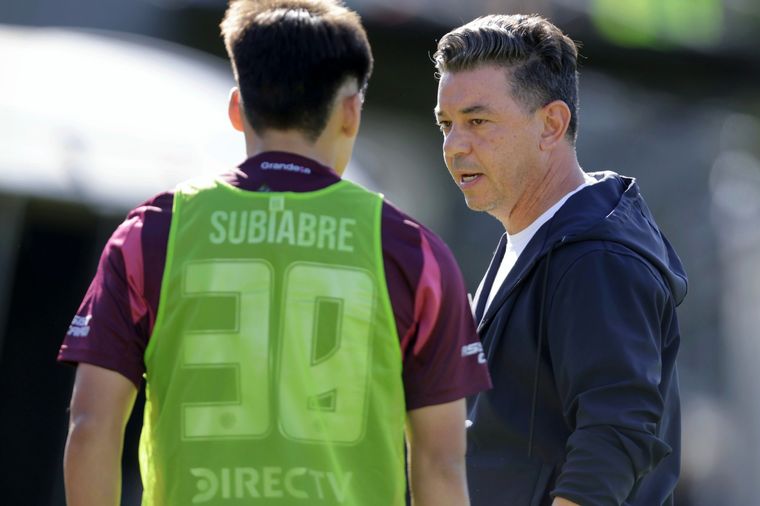 El padre de Ian Subiabre publicó dos picantes estados ¿contra Marcelo Gallardo? en pleno partido de River ante Instituto. Foto: FotoBaires