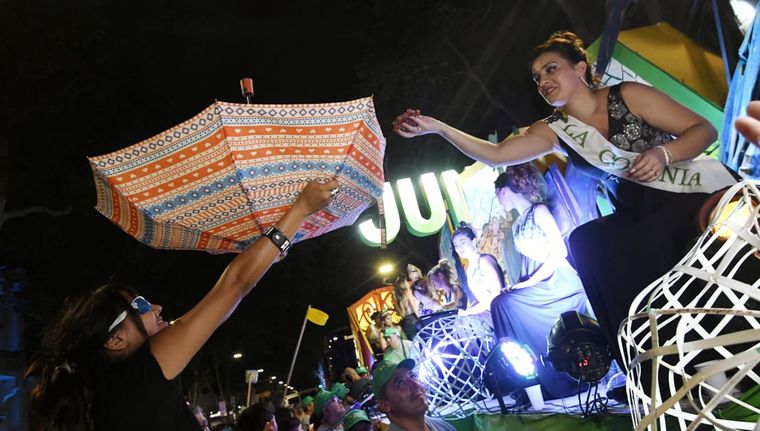Los paraguar no se utilizaron para la lluvia pero sí para recibir frutas y regalos de las reinas. Foto: Marcos Garcia/MDZ