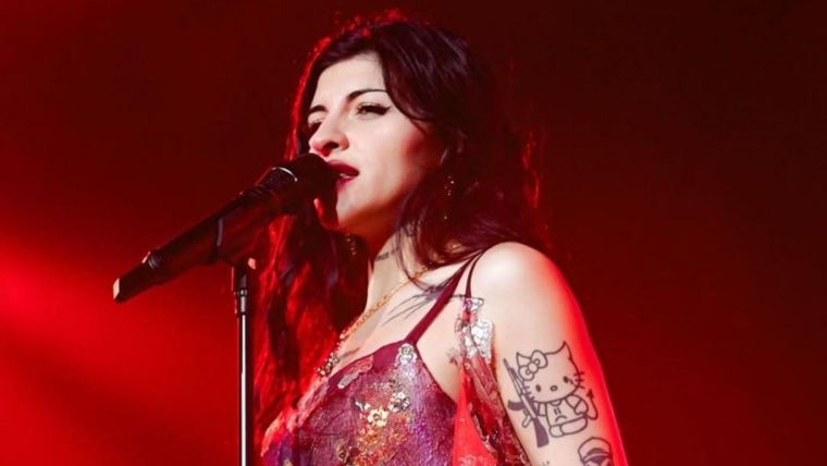 La rapera reveló parte de su situación personal antes de entonar la canción dedicada a su hija, Inti. Foto: Instagram @cazzu