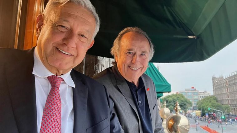 Joan Manuel Serrat y Andrés López Obrador El cantante y el mandatario compartiendo un buen momento en el Palacio nacional. Foto: Fuente: Imagen / Twitter / @lopezobrador_