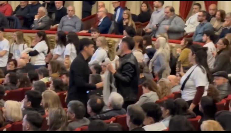 Imagen captada justo en el momento que un militante cristinista despliega la bandera de Cristina Libre en el acto de Axel Kicillof. Imagen captada justo en el momento que un militante cristinista despliega la bandera de Cristina Libre en el acto de Axel Kicillof.