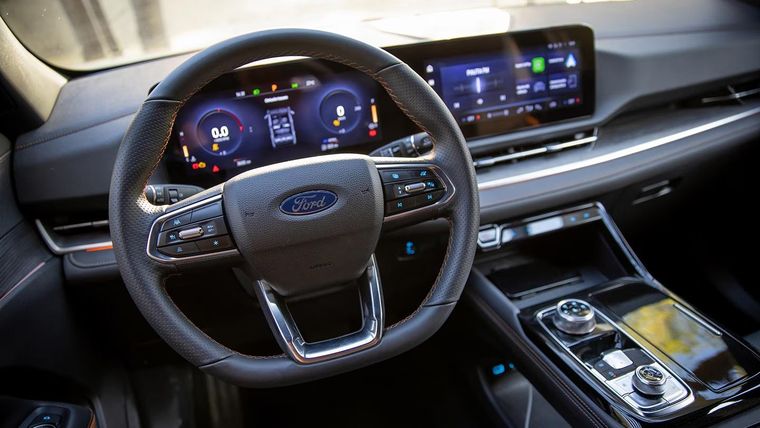 El futuro de los autos no es solo hibridación, también tiene inteligencia artificial y gestión de datos.