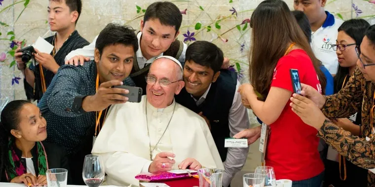 Francisco insistía en que los jóvenes no son solo el futuro, sino el presente. Francisco insistía en que los jóvenes no son solo el futuro, sino el presente.
