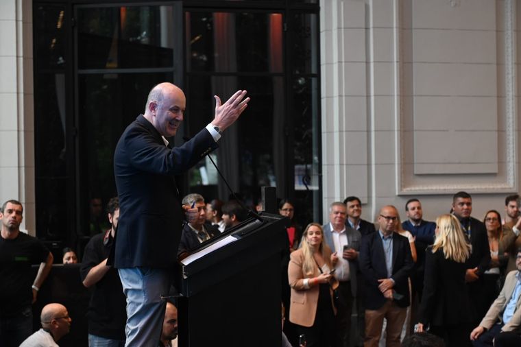 El ministro de Desregulación y Transformación del Estado, Federico Sturzenegger, explicó los cambios en la reglamentación de Argentores, la asociación que representa y gestiona los derechos económicos de los autores literarios, dramatúrgicos, cinematográficos, entre otros. Foto: Oficial