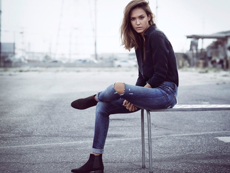 Jessica Alba ayuda a las mujeres bajitas a elegir los jeans correctos Foto: Harpers Bazaar