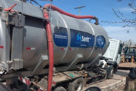 El camión pertenece a la empresa Sanit Engenharia.