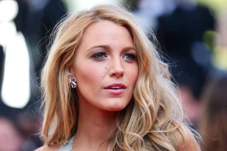 Foto: https://www.instyle.com/blake-lively-brunette-hair-it-ends-with-us-casting-7099964