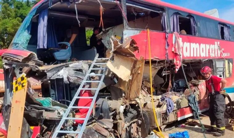 Fatal accidente en Brasil: once muertos y 46 heridos al chocar un camión y un autobús. NA.