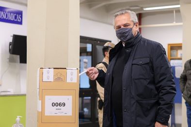 MDZol | El presidente Alberto Fernández pasó un momento incómodo a la hora de votar. Foto: Télam