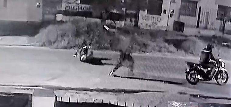 El asalto ocurrió cercana las 22 horas del viernes en las inmediaciones de 57, entre 133 y 134. Foto: Captura de video