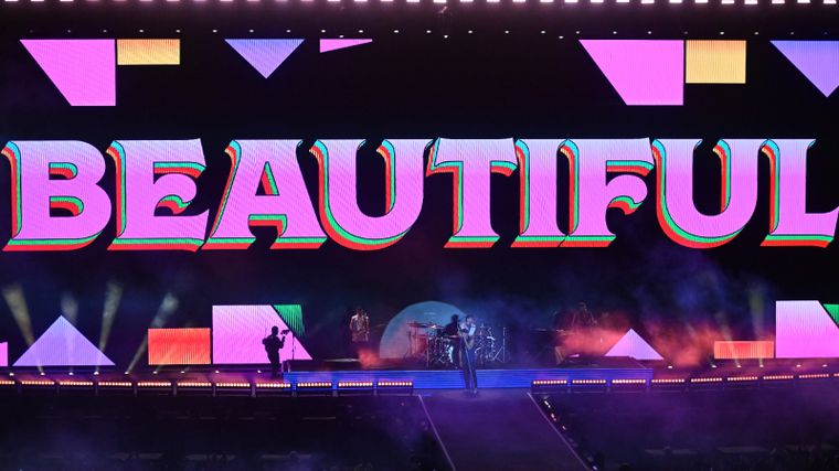 Las visuales del show fueron impactantes. Las visuales del show fueron impactantes.