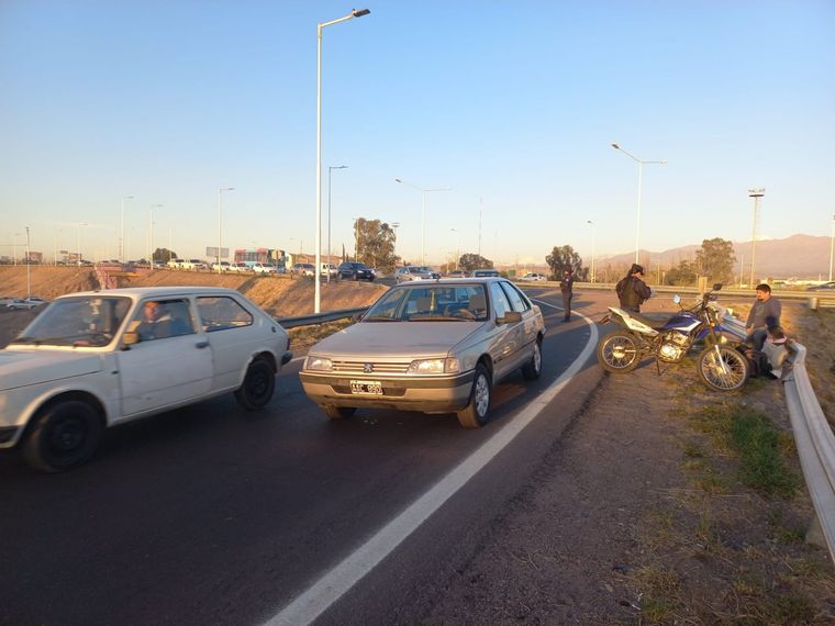 Largas filas para llegar a la Costanera Foto: Twitter: @MATIPASCUALETTI