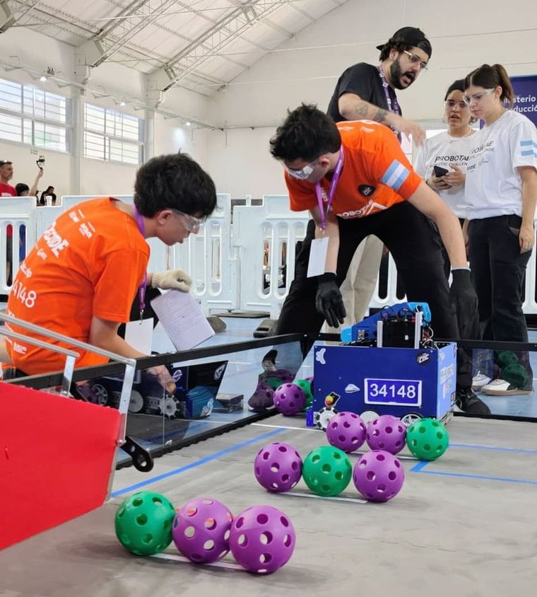 Con un robot construido durante meses de trabajo, jóvenes mendocinos representarán a Argentina en una competencia internacional en Europa. Con un robot construido durante meses de trabajo, jóvenes mendocinos representarán a Argentina en una competencia internacional en Europa.