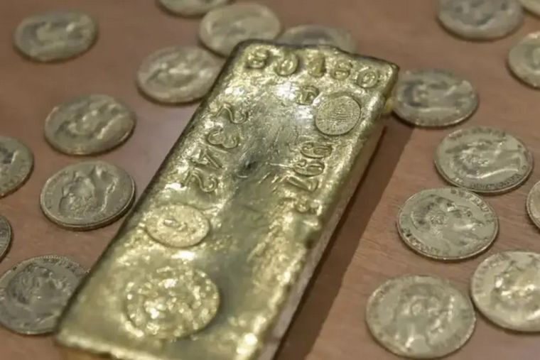 n vecino de Neuville-sur-Saône, cerca de Lyon, Francia, encontró enterrado en su jardín un tesoro de varios lingotes y monedas de oro ocultos dentro de bolsas plásticas.