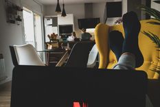 Q-Force es una serie corta disponible en Netflix. Foto: Isaac Quesada para Unsplash