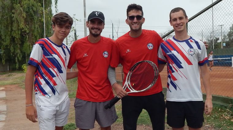 Bautista Masiero, Ignacio Nogués, Cristian Mas y Juan Pablo Samso, campeones de Segunda Categoría con Regatas. Foto: Juan Borsani/MDZ