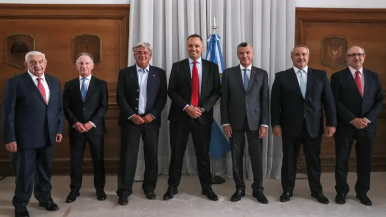 Adorni recibió al grupo de los 6 que, aunque muchos queden en el camino, apoyaron el plan económico