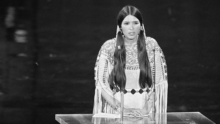Sacheen Littlefeather, durante la ceremonia de los premios de la Academia de 1973. Foto: GETTY IMAGES