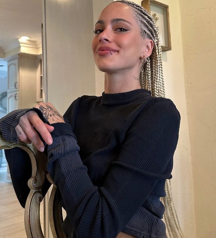 Tini y su versatilidad para los cambios de look, llega al verano con un total trenzas en su cabeza, que la hace lucir fresca y juvenil. Foto: Instagram @tinistoessel