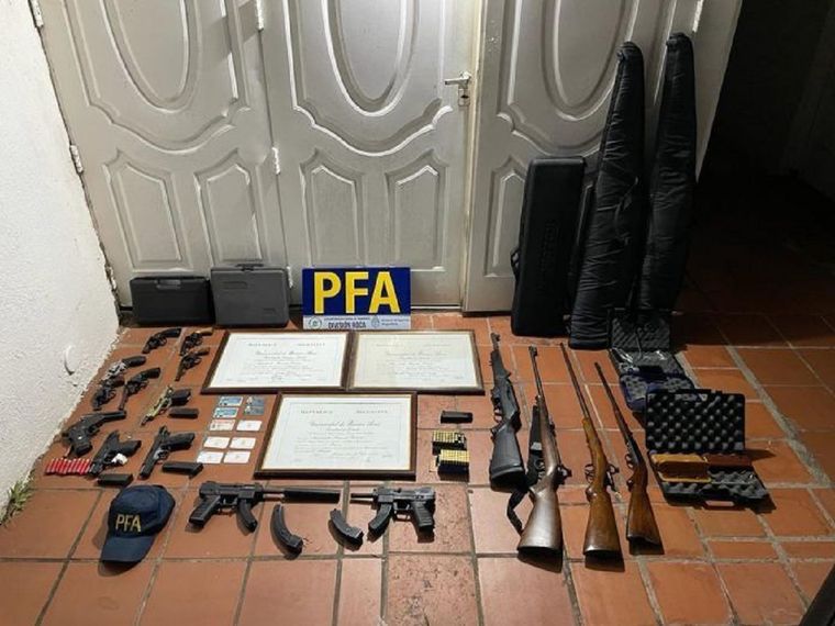 Las armas que hallaron en la propiedad del falso fiscal.