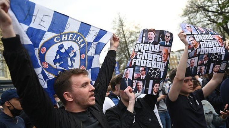 Simpatizantes del Chelsea se manifestaron este martes contra la participación del equipo en la Superliga. Foto: EPA