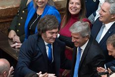 Javier Milei saluda al ministro de Economía, Luis Caputo.