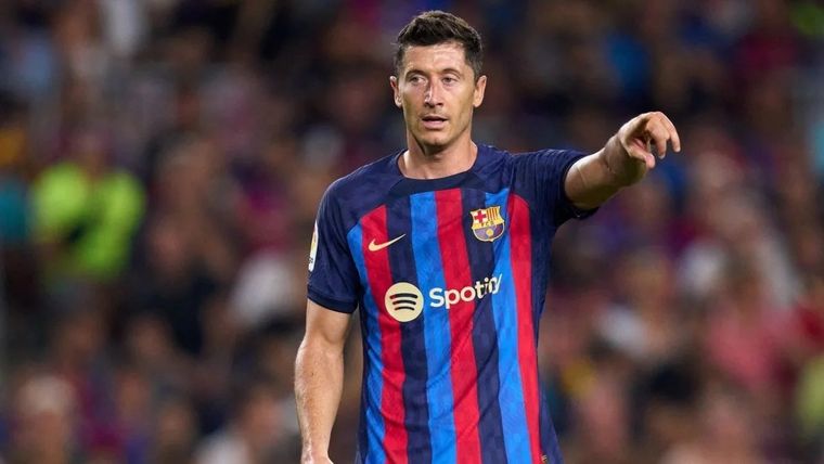 Lewandowski destrozó a Zambrano. Foto: @BarcelonaSC