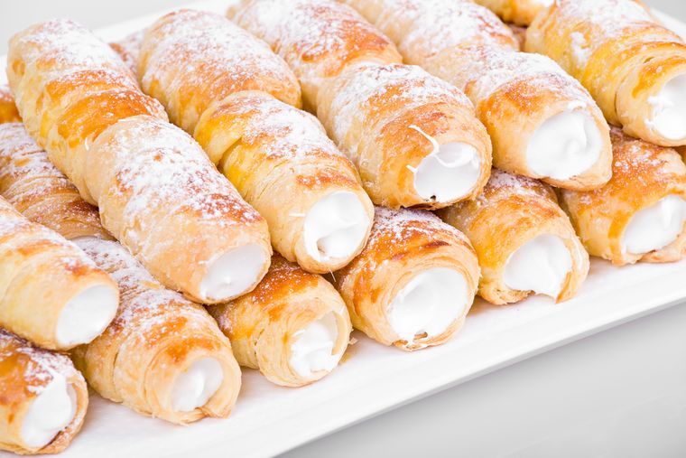 La receta de cañoncitos rellenos de crema pastelera es un clásico de panadería que se remonta a la tradición europea del hojaldre. La receta de cañoncitos rellenos de crema pastelera es un clásico de panadería que se remonta a la tradición europea del hojaldre.