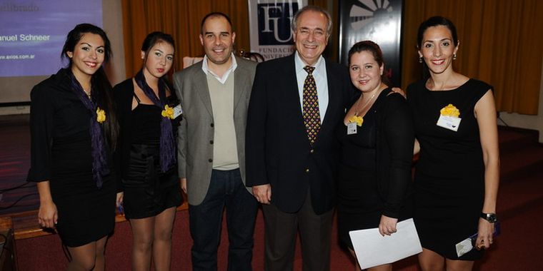 Algunas alumnas de la carrera, junto a Martín Clément y el doctor Manuel Schneer, minutos antes de que comenzara la charla. Foto: Nacho Gaffuri / MDZ