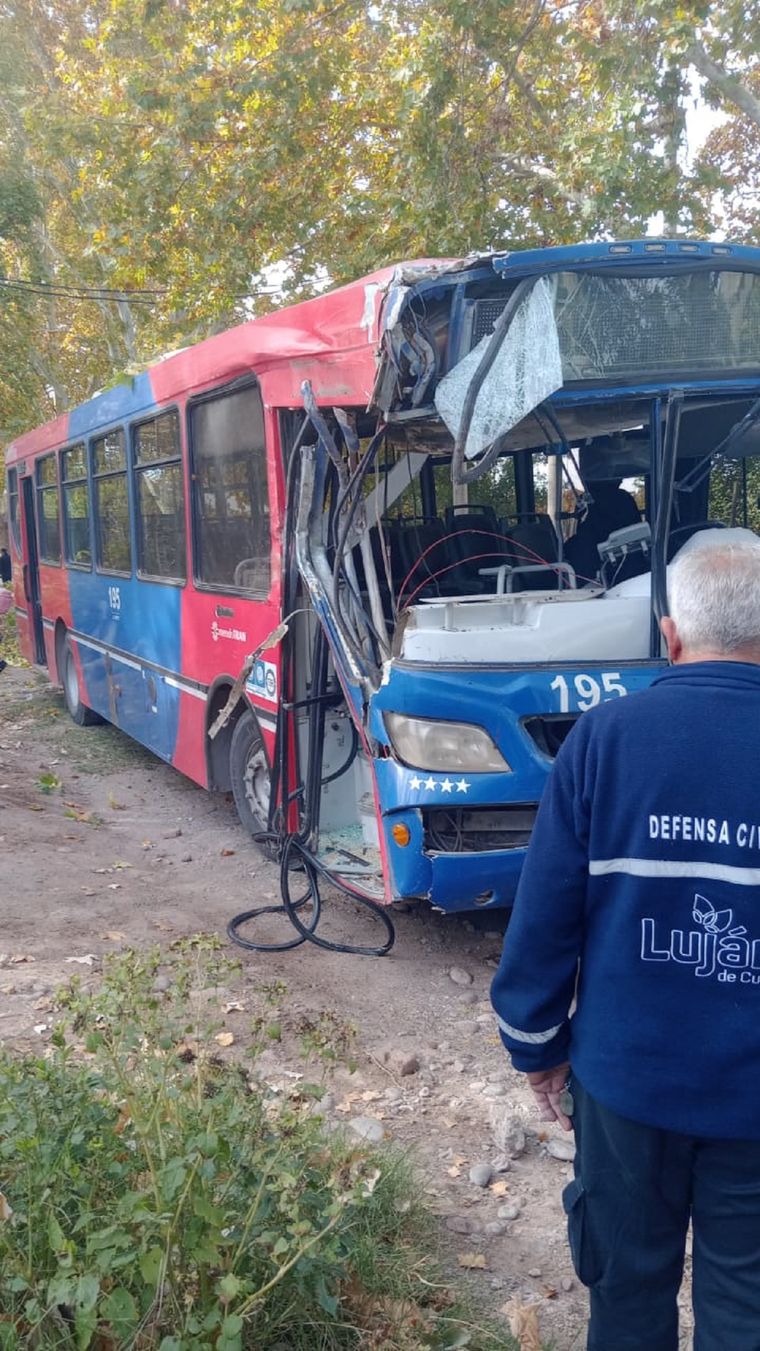 Un colectivo perdió el control y chocó contra un árbol en Perdriel Foto: Ministerio de Seguridad de Mendoza
