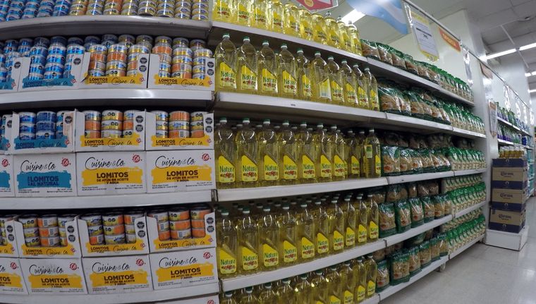 Una familia tipo necesitó un ingreso de $1.713.065,96 para no ser pobre en febrero de 2025. Foto: ALF PONCE MERCADO / MDZ