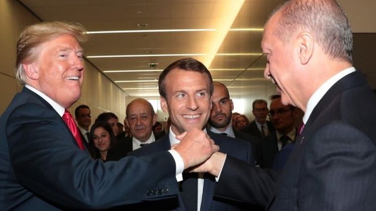 Macron, al centro, con Trump y Erdogan. Macron, al centro, con Trump y Erdogan.
