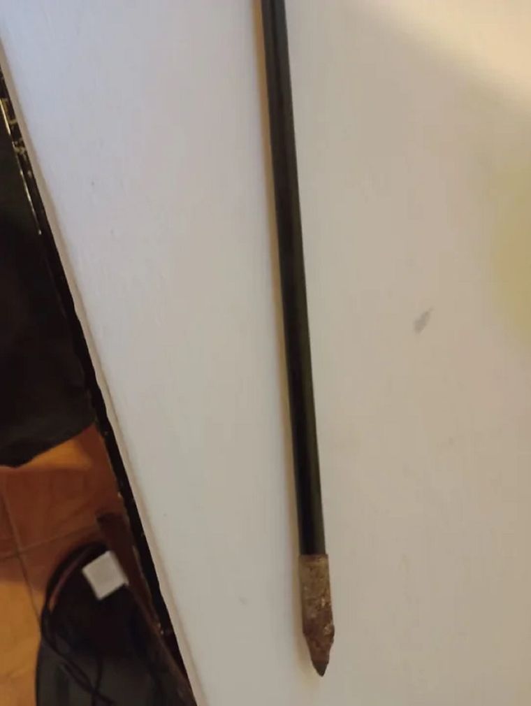 Un hombre le arrojó una flecha a un grupo de niños que jugaban en la vereda en Neuquén Foto: NA