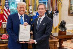 El embjador argentino en Estados Unidos, Alec Oxenford, junto a Donald Trump en la Casa Blanca.