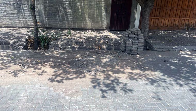 Calles céntricas muestran daños en el adoquinado y reparaciones que no logran sostener la calidad original. Calles céntricas muestran daños en el adoquinado y reparaciones que no logran sostener la calidad original.