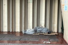 Un joven duerme en la puerta de la escuela Patricias Mendocinas. Una dura imagen de la realidad argentina que queda de relieve el día de la elección. Foto: Felicitas Oyhenart