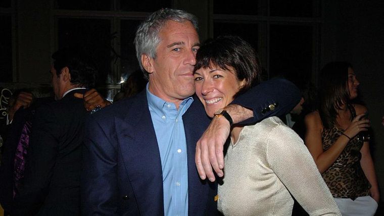 Maxwell tenía numerosos contactos en la clase alta y fue ella quien le presentó a Epstein a muchos de sus amigos ricos y poderosos.