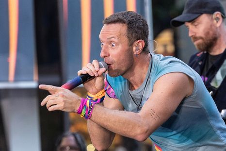 Chris Martin hizo una pícara advertencia al público en el último concierto de Coldplay.