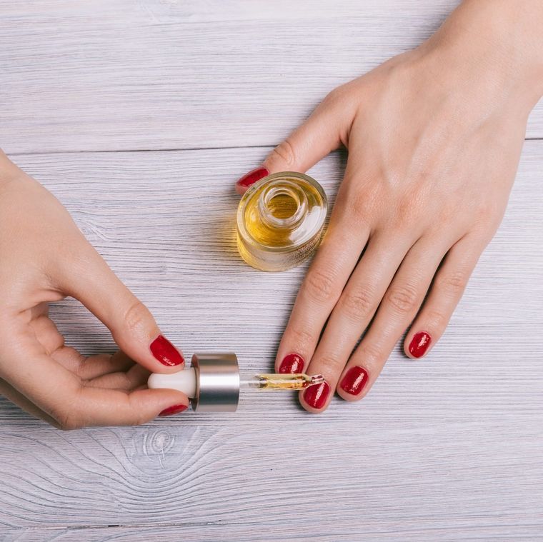 Los aceites naturales pueden cumplir la función de recuperar tus uñas fácilmente. Foto: Readers Digest