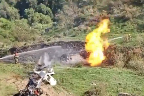 El camión se desbarrancó y explotó causando la muerte de sus dos ocupantes. El camión se desbarrancó y explotó causando la muerte de sus dos ocupantes.