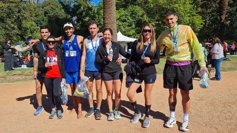 Gastón 42 km, Eugenia 21 km, Marcos 42 km, Javier 42 km, Cecilia 21 km, Carina 10 km, Gonzalo 42km. Un grupo de amigos con muy buena onda que viajó desde Villa Allende, Córdoba. Ya estaban planeando tomar fernet en lugar de vino! Gastón 42 km, Eugenia 21 km, Marcos 42 km, Javier 42 km, Cecilia 21 km, Carina 10 km, Gonzalo 42km. Un grupo de amigos con muy buena onda que viajó desde Villa Allende, Córdoba. Ya estaban planeando tomar fernet en lugar de vino!