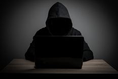 Alrededor de las 16 horas del jueves 19 se pudo ver en la pantalla los mensajes que dejaron los hackers Foto: Freepik